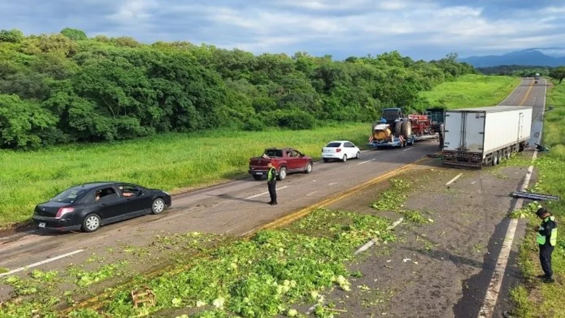 Ruta 34: murió el conductor de una moto en un choque entre camiones