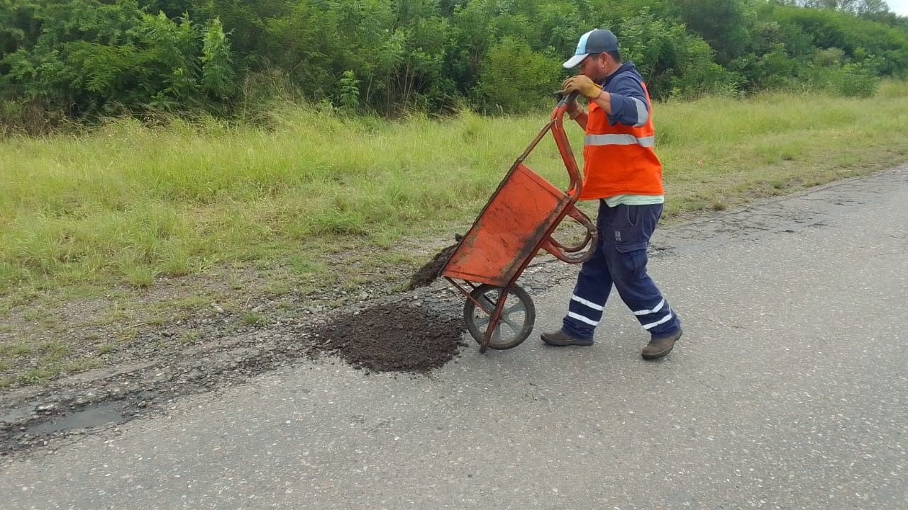 Mejoran la seguridad vial en la Ruta Nacional 16 con bacheo y desmalezado
