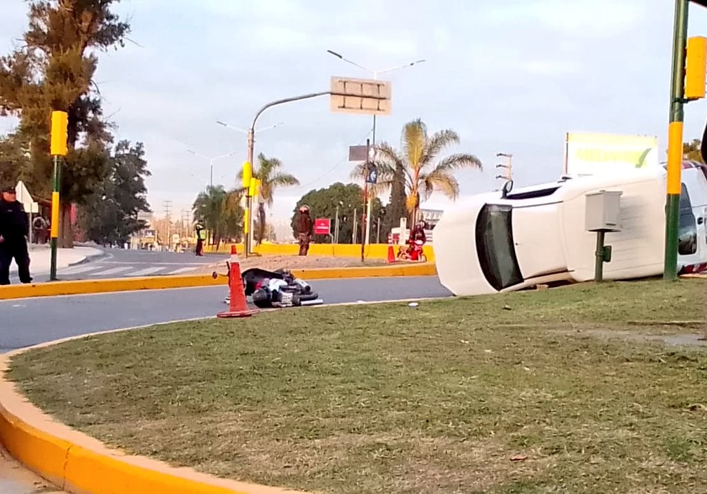 Dos heridos en un choque triple y vuelco