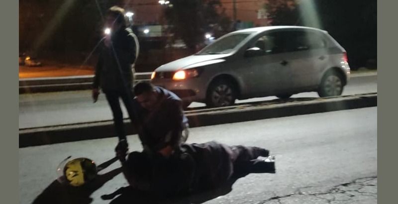 Accidente entre una moto y un auto en la avenida Tavella