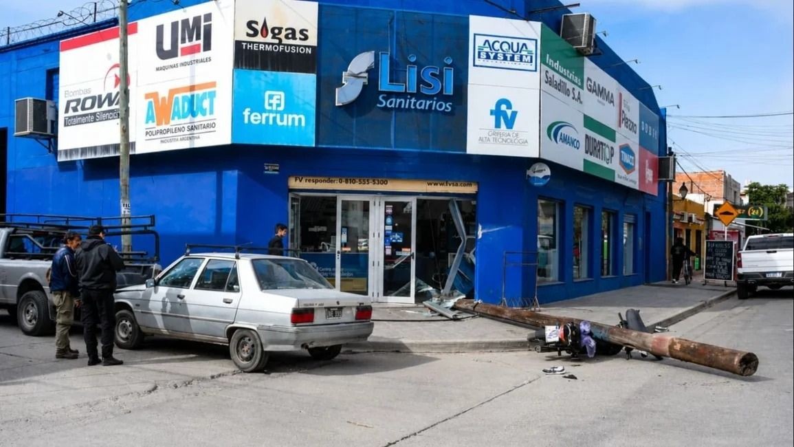 Un camión causó destrozos en Córdoba al 1100 y se dio a la fuga
