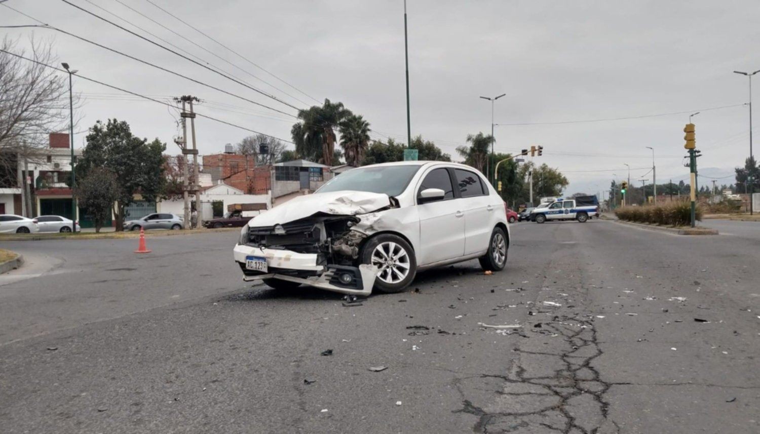 Una camioneta pasó el semáforo en rojo y chocó contra un automóvil
