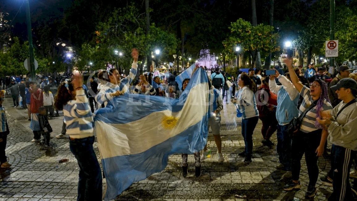 A pesar de la derrota de la Selección cientos de salteños salieron a las calles