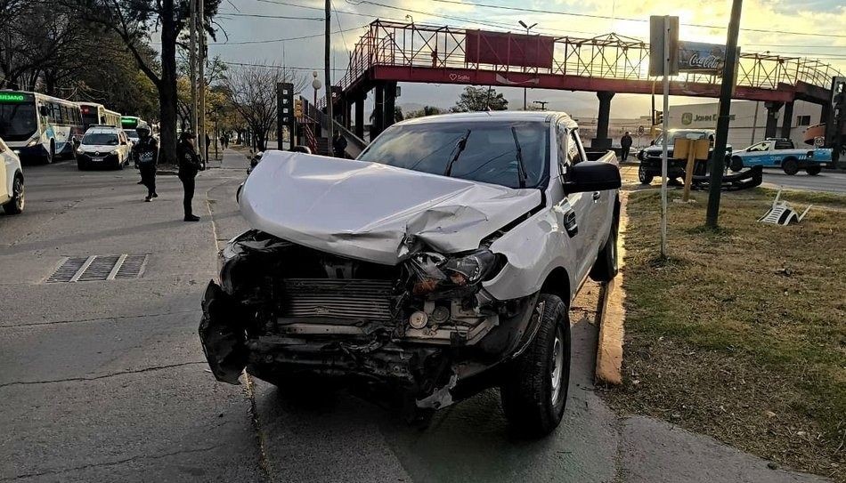 Violento choque entre dos camionetas en la avenida Paraguay