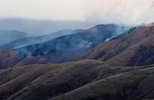 Iruya: Incendios dejan sin pasturas a 1.500 animales y una niña fue trasladada al Garrahan